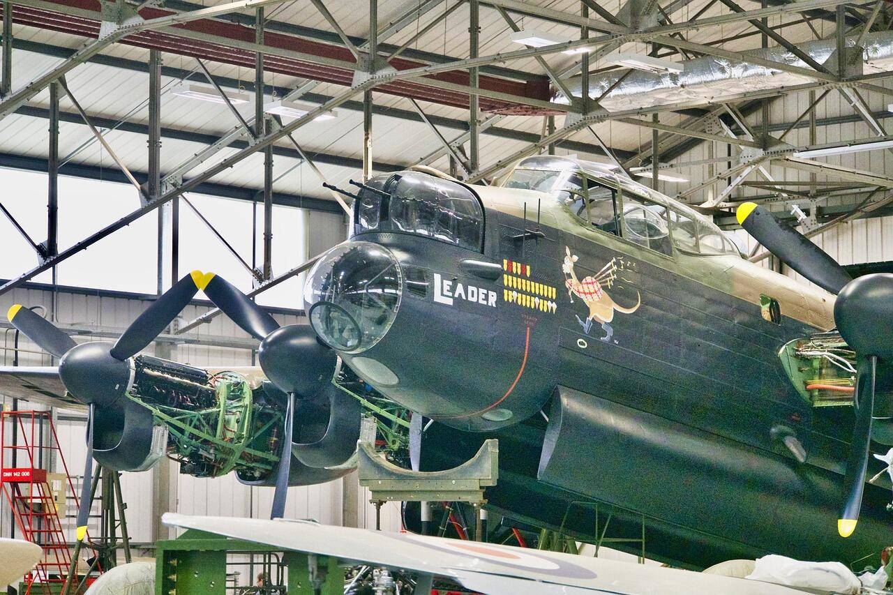 bomber-4799294_1280