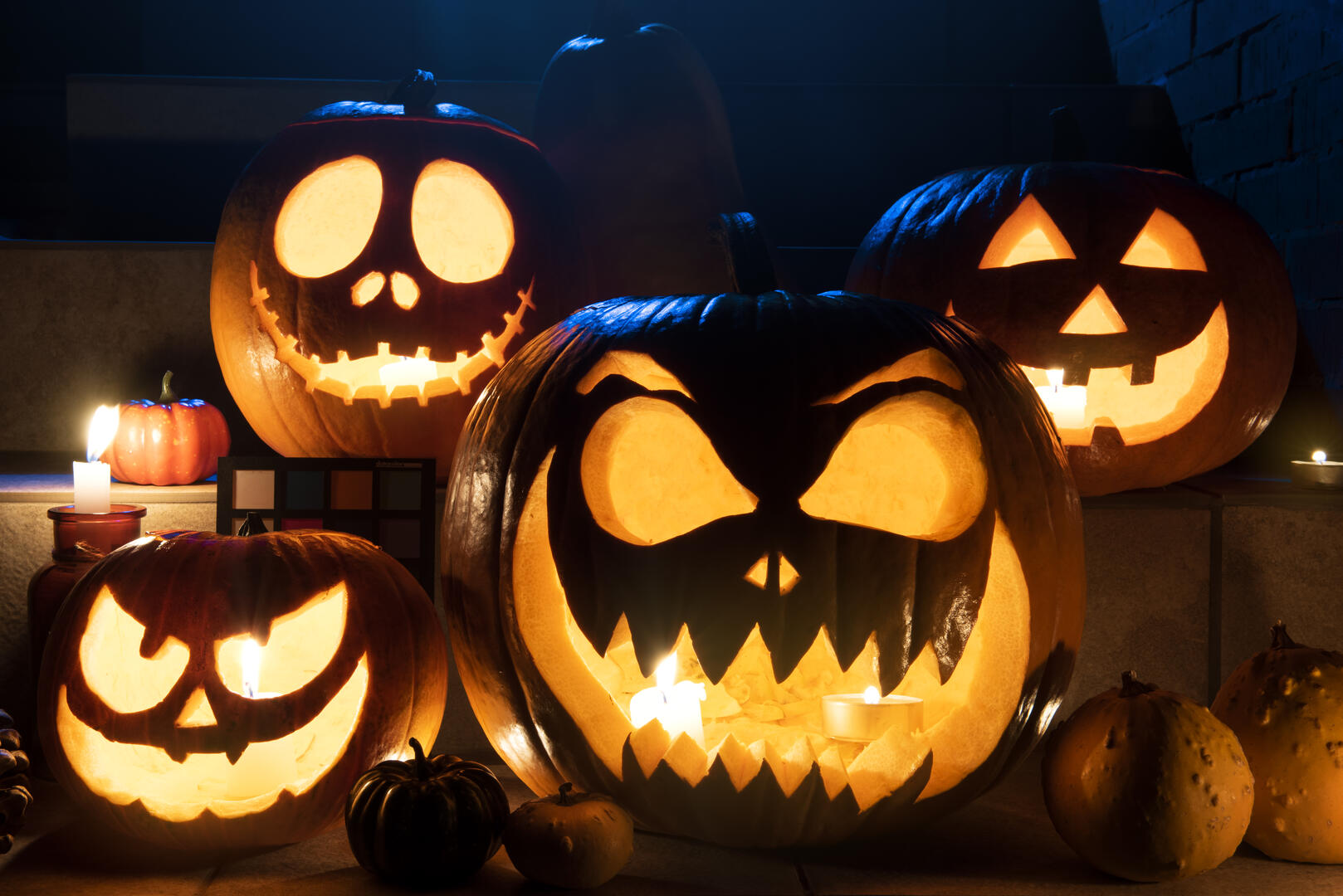 citrouilles-d-halloween-effrayantes-sur-l-arrangement-des-escaliers