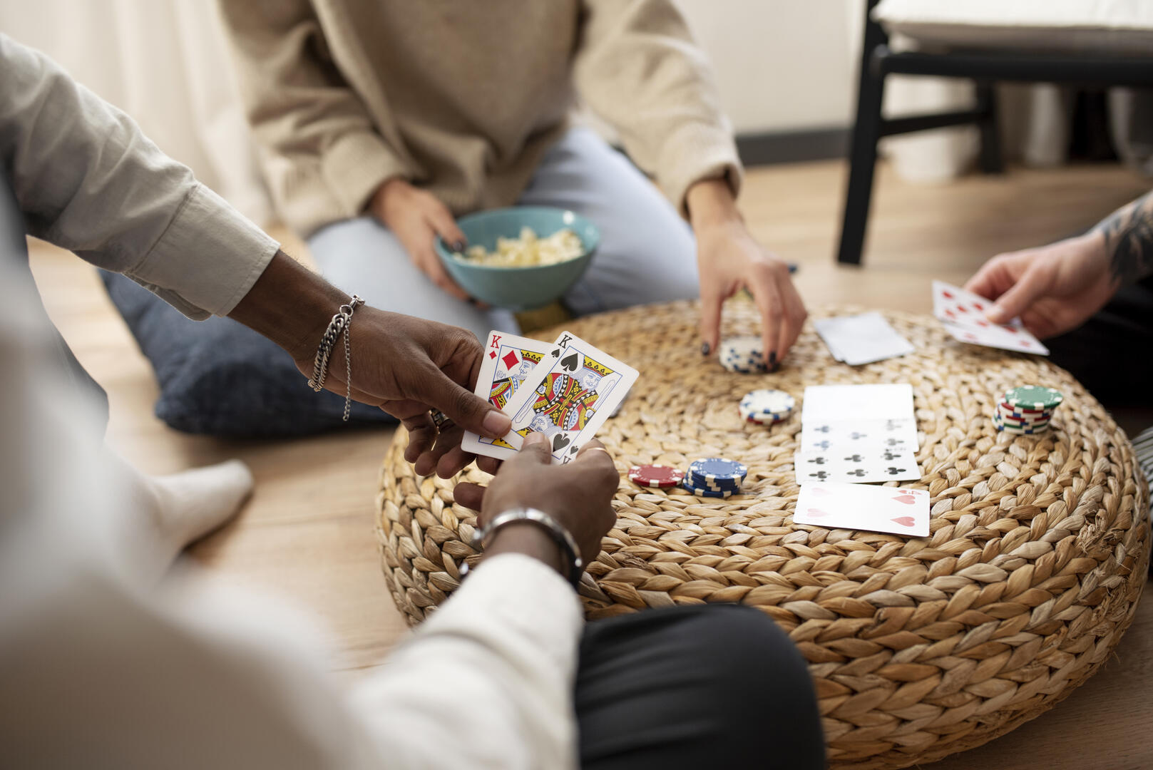 des-amis-s-amusent-en-jouant-au-poker