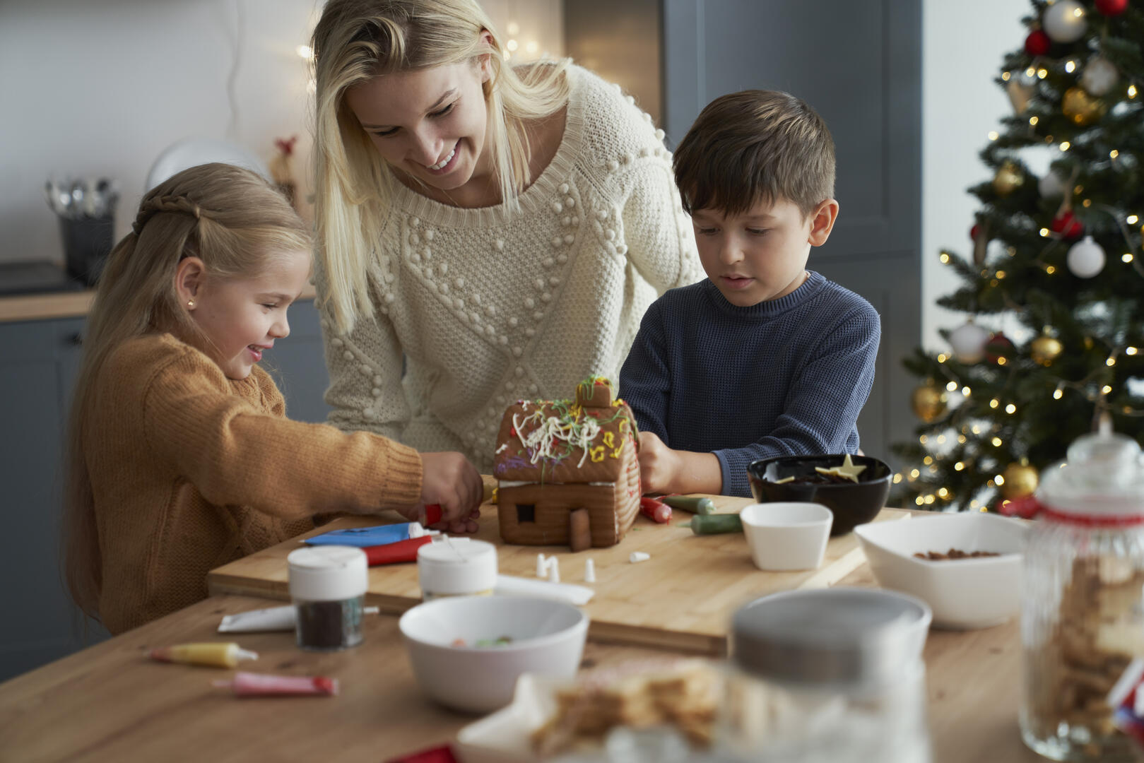 enfants-et-mere-decoration-maison-en-pain-d-epice-dans-la-cuisine