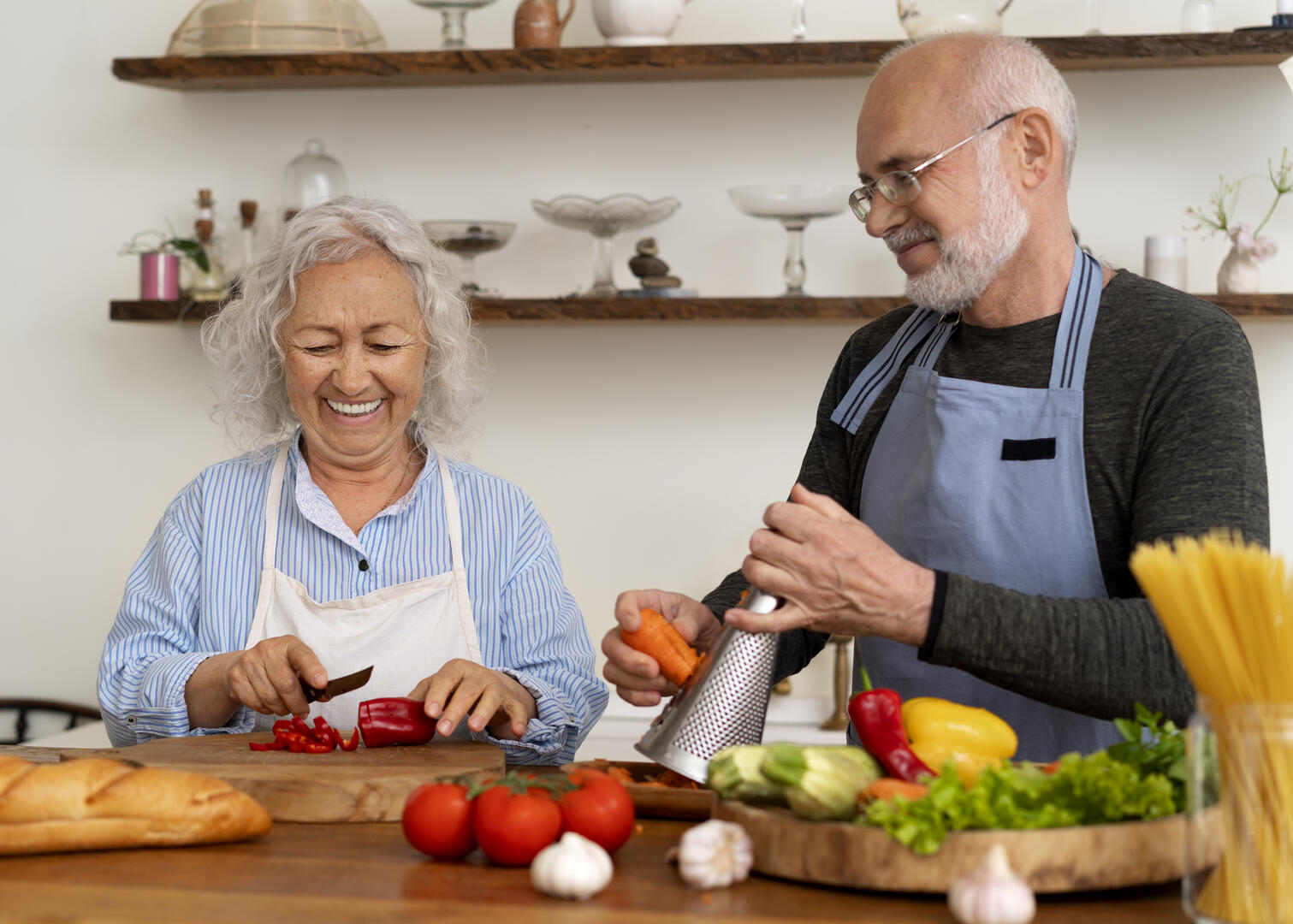 grand-mere-et-grand-pere-cuisinant-ensemble