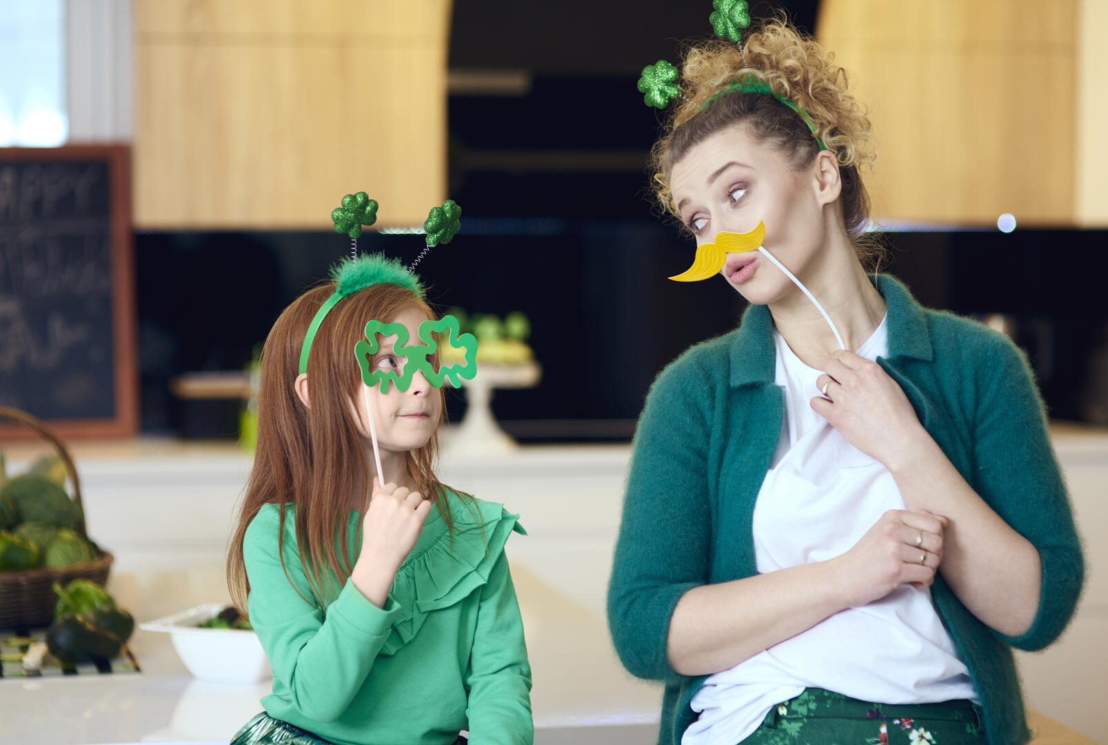 joyeuse-mere-et-fille-appreciant-ensemble