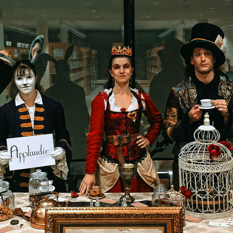 Jeu d'enquête familial « Alice au pays des merveilles » ©Adobe stock