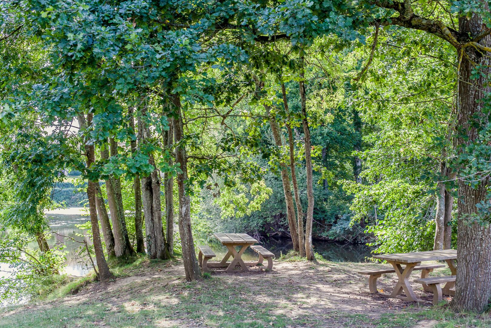 AIRE DE PIQUE-NIQUE - ROUTE DES PONTS-MOUTIERS-SUR-LE-LAY-PIQUE NIQUE