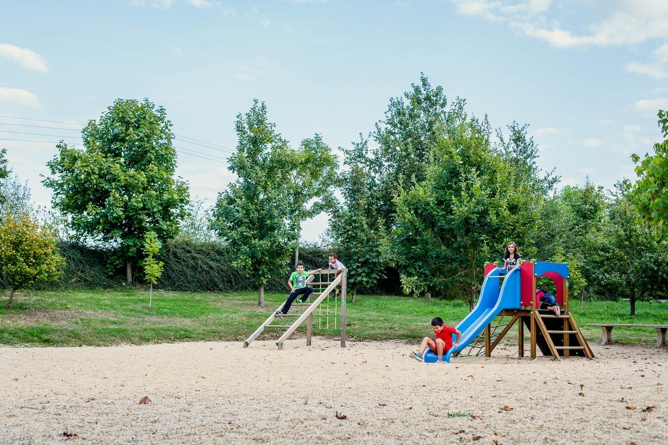 AIRE DE PIQUE-NIQUE - LA CHAUVELIÈRE -BESSAY-AIRE DE JEUX