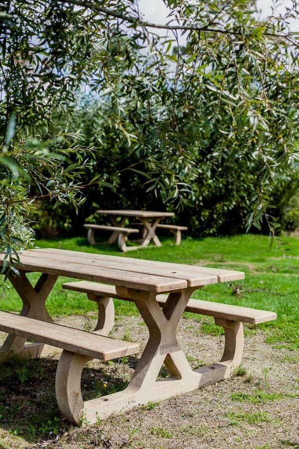 AIRE DE PIQUE-NIQUE - LE MARILLET-MAREUIL-SUR-LAY-DISSAIS-Table de pique nique