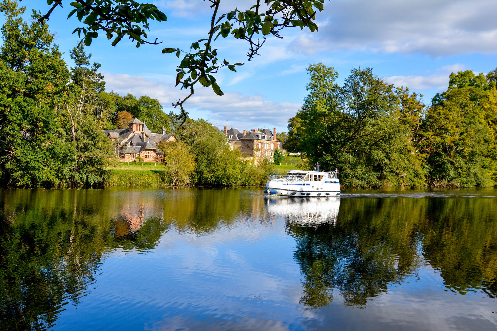 Bord_de_la_Mayenne-Sud_Mayenne_Houssay-CP-Emilie_D_-_Mayennne_Tourisme