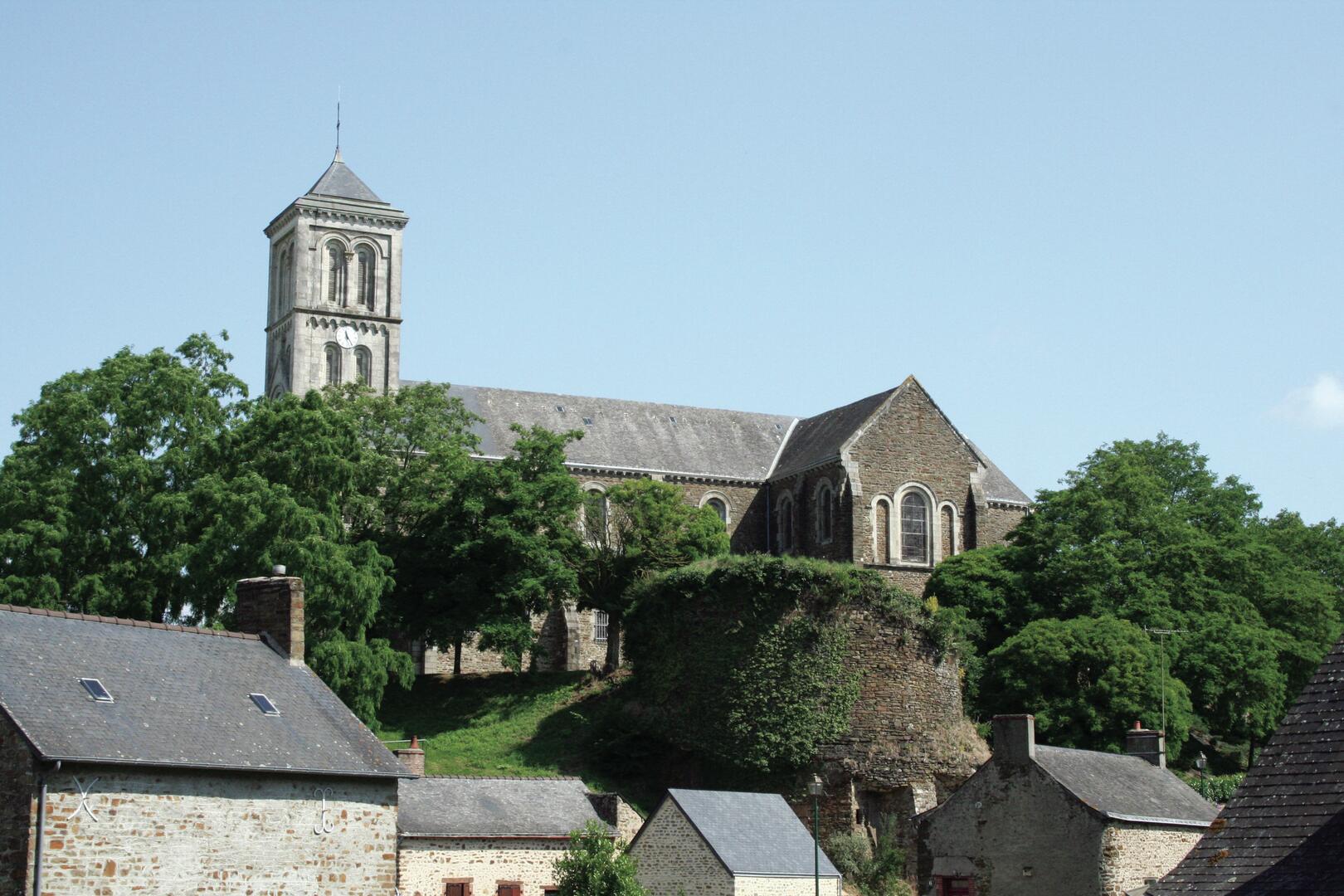 Eglise et bourg Monts++rs