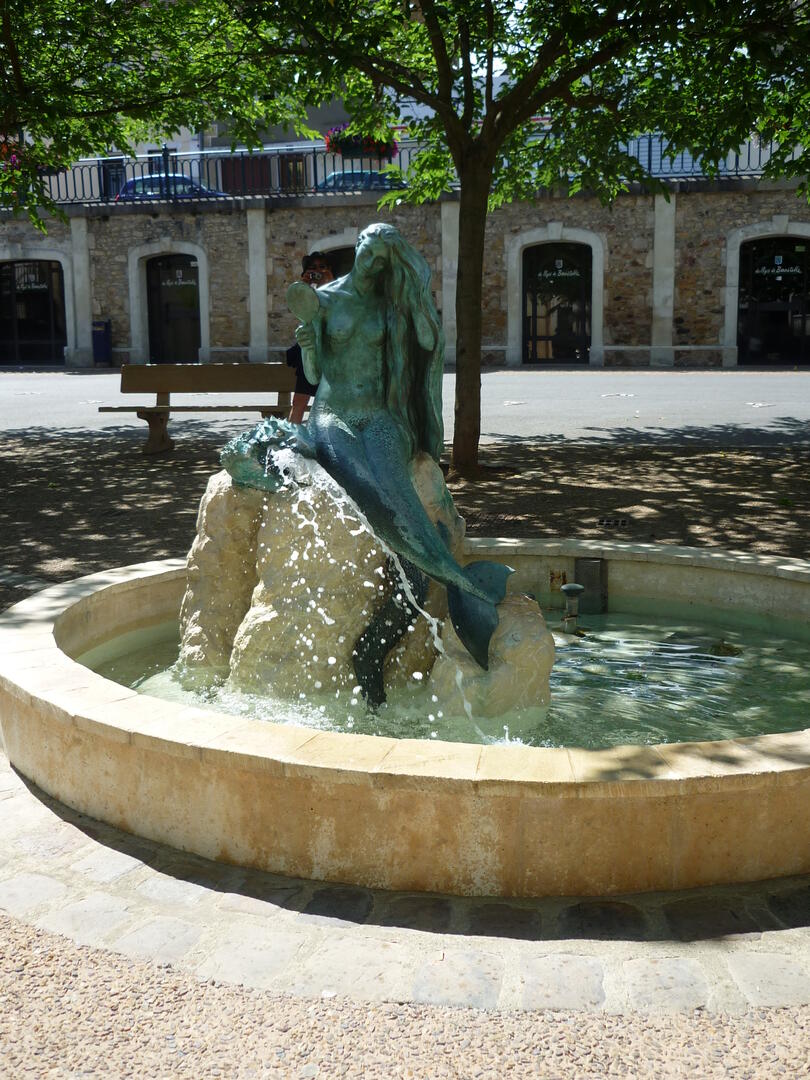 Mélusine - place du marché Bonnétable