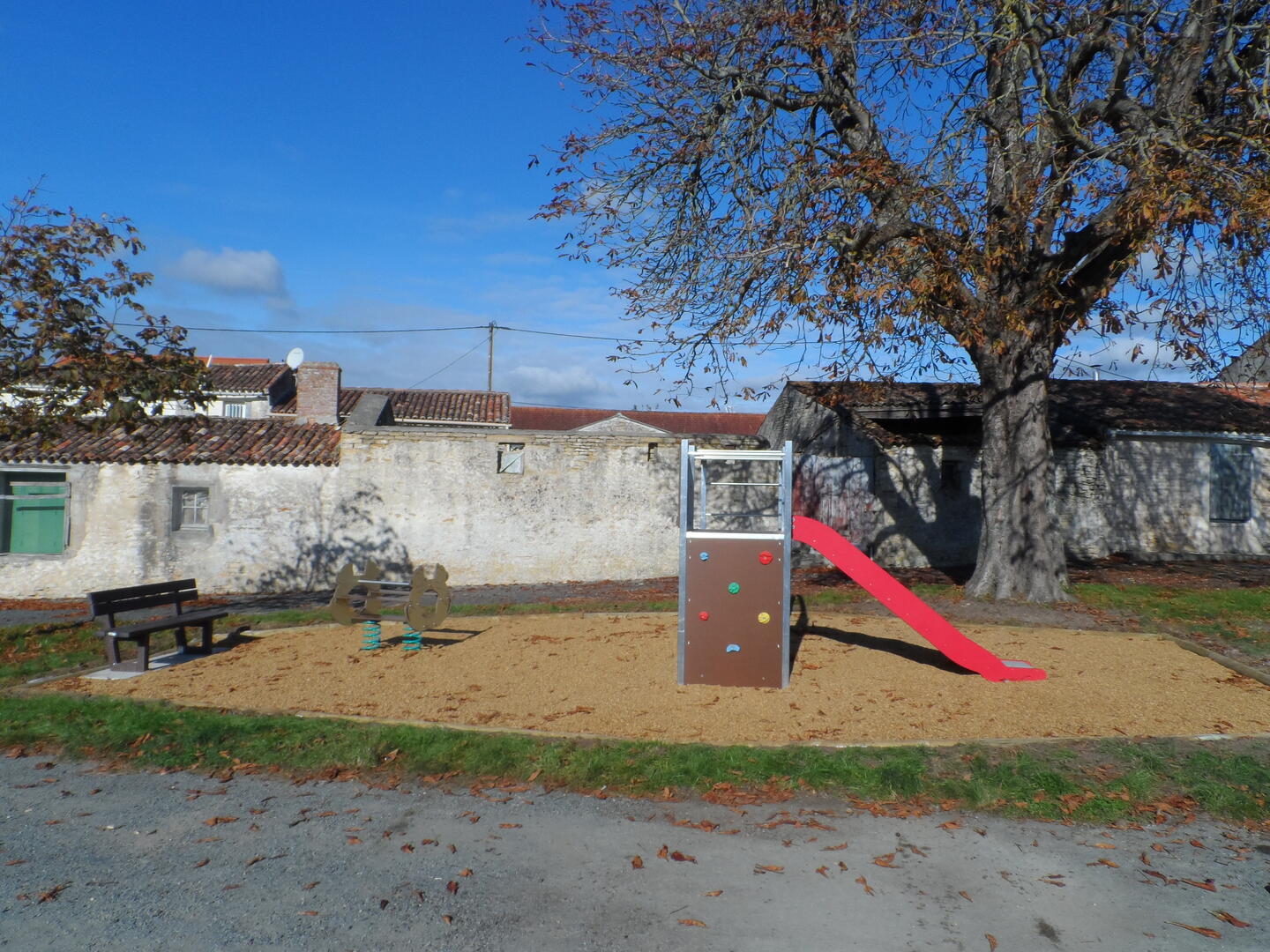 AIRE DE PIQUE-NIQUE - PLACE DES MARONNIERS-CHAILLE-LES-MARAIS-AIRE DE JEUX