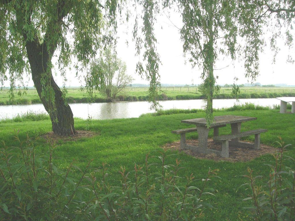 AIRE DE PIQUE-NIQUE - ESPACE DU JARD-VOUILLE-LES-MARAIS-Table de pique nique