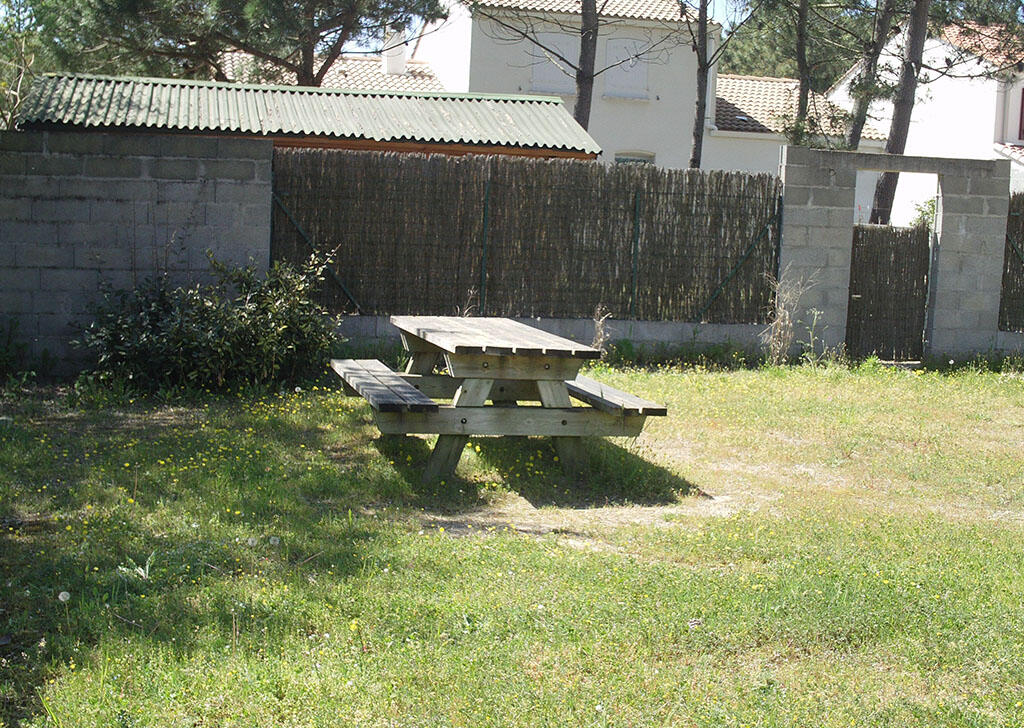 AIRE DE PIQUE-NIQUE RUE DU PUITS-L'AIGUILLON-LA-PRESQU'ILE-TABLE DE PIQUE NIQUE