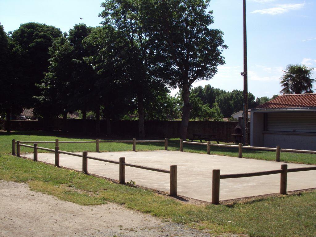 AIRE DE PIQUE-NIQUE - PLACE DU CHAMP DE FOIRE-SAINTE-RADEGONDE-DES-NOYERS