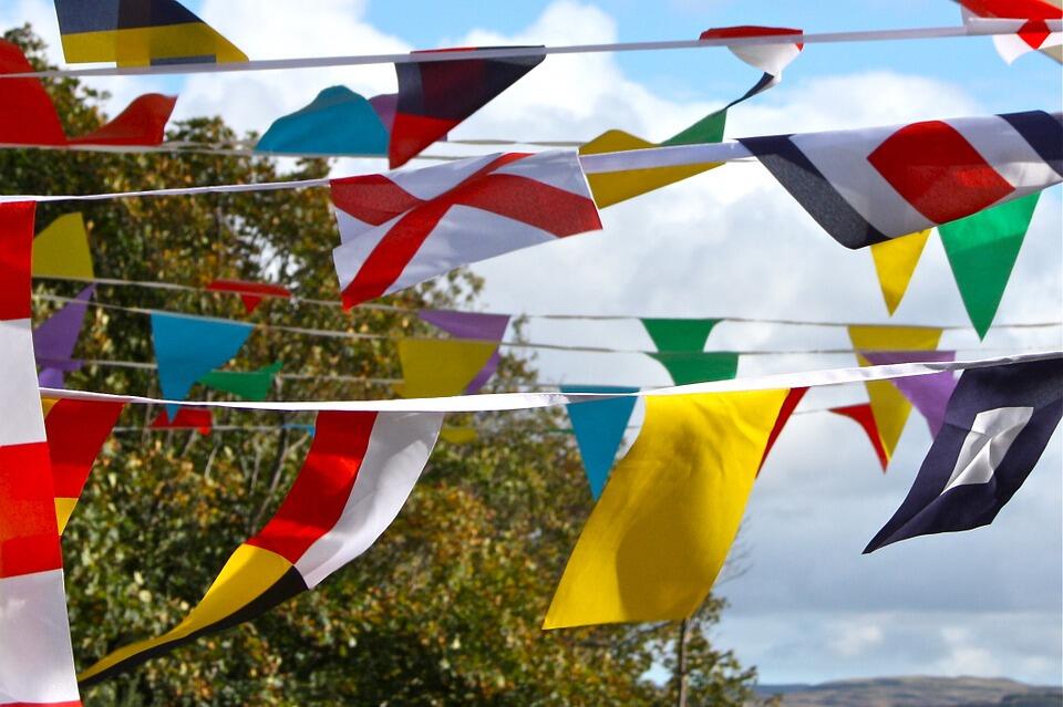 fete village bunting-802323_960_720
