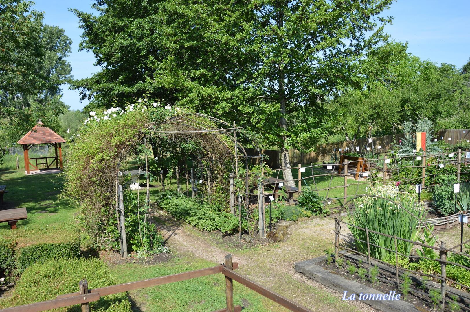 3jardinmedieval_Cardaillac_Tonnelle