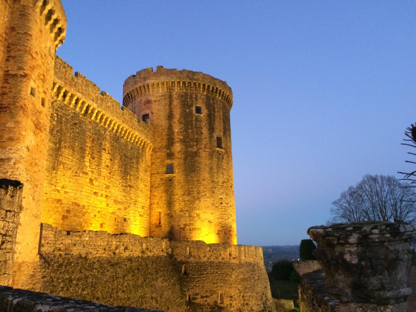 CastelnauByNight