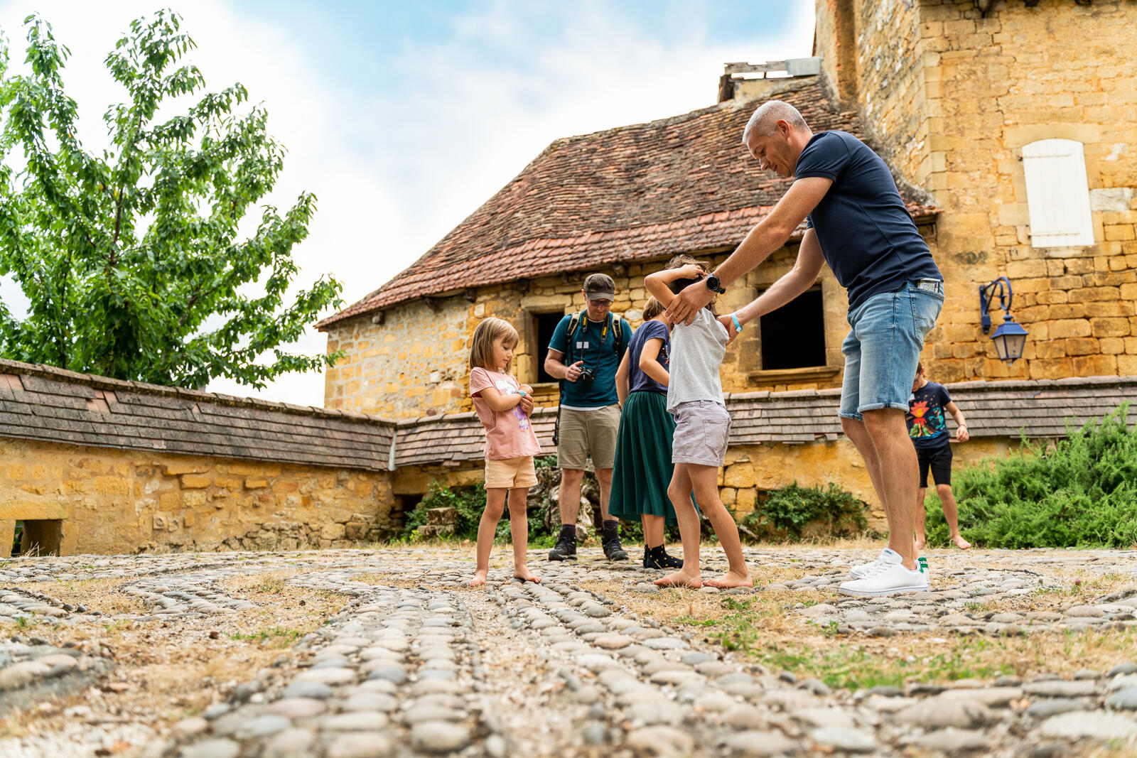 Visite Lud'Ambule enfants sur le labyrinthe de calade