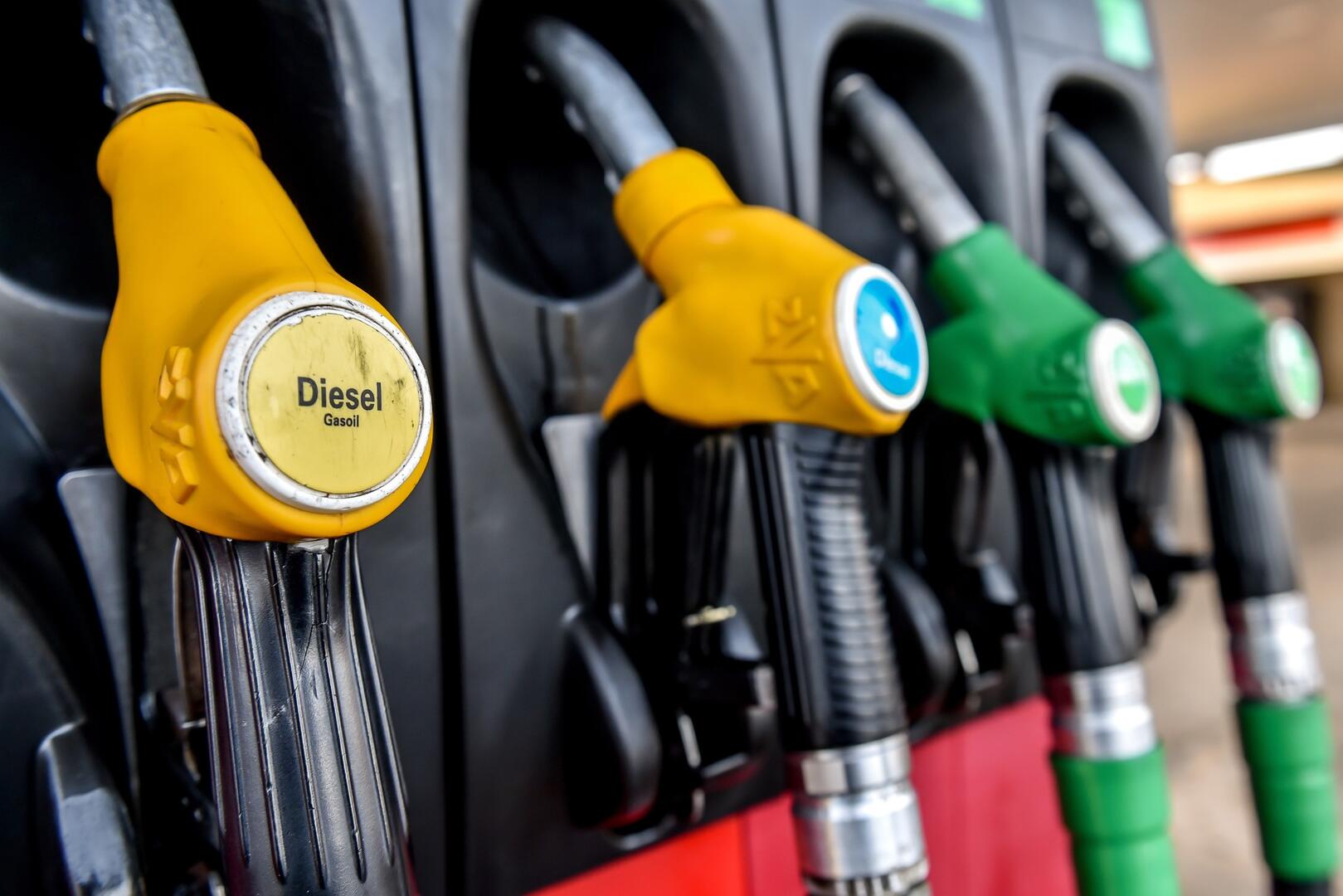 1285022-des-pompes-a-essence-dans-une-station-service-illustration