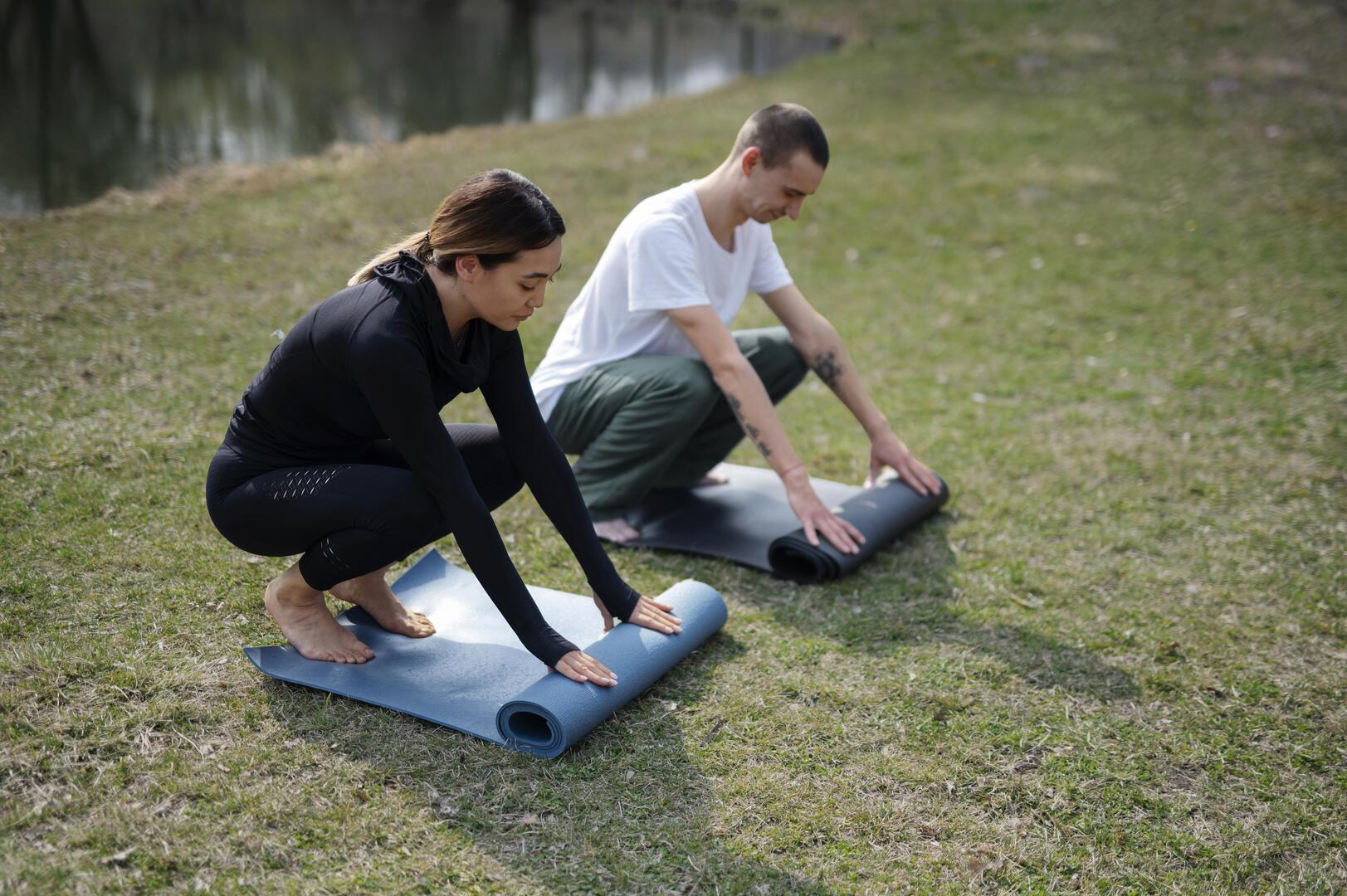 personnes-pratiquant-le-yoga-a-l-exterieur