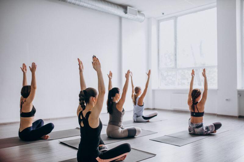 Yoga au musée freepik 2025