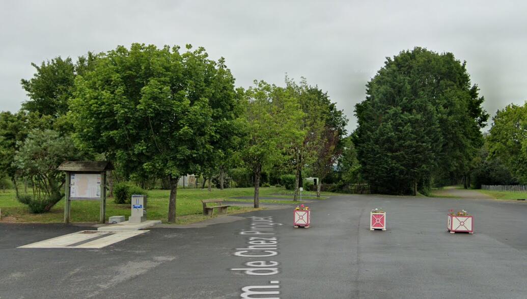 Aire de pique-nique - Aire de camping-car de Bourpeuil