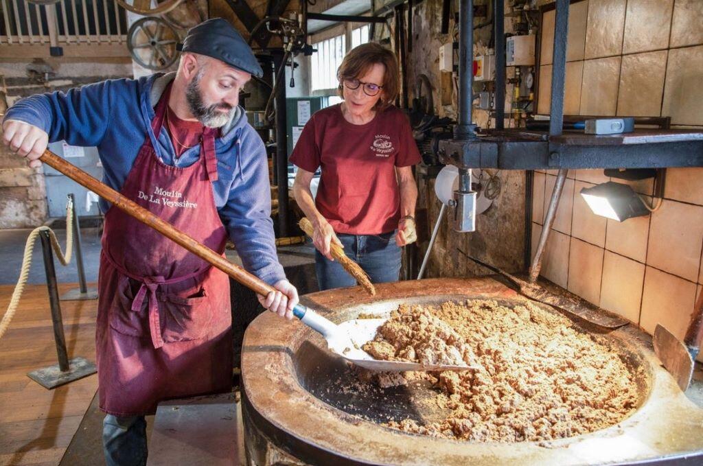 atelier fabrication huile de noix Neuvic moulin