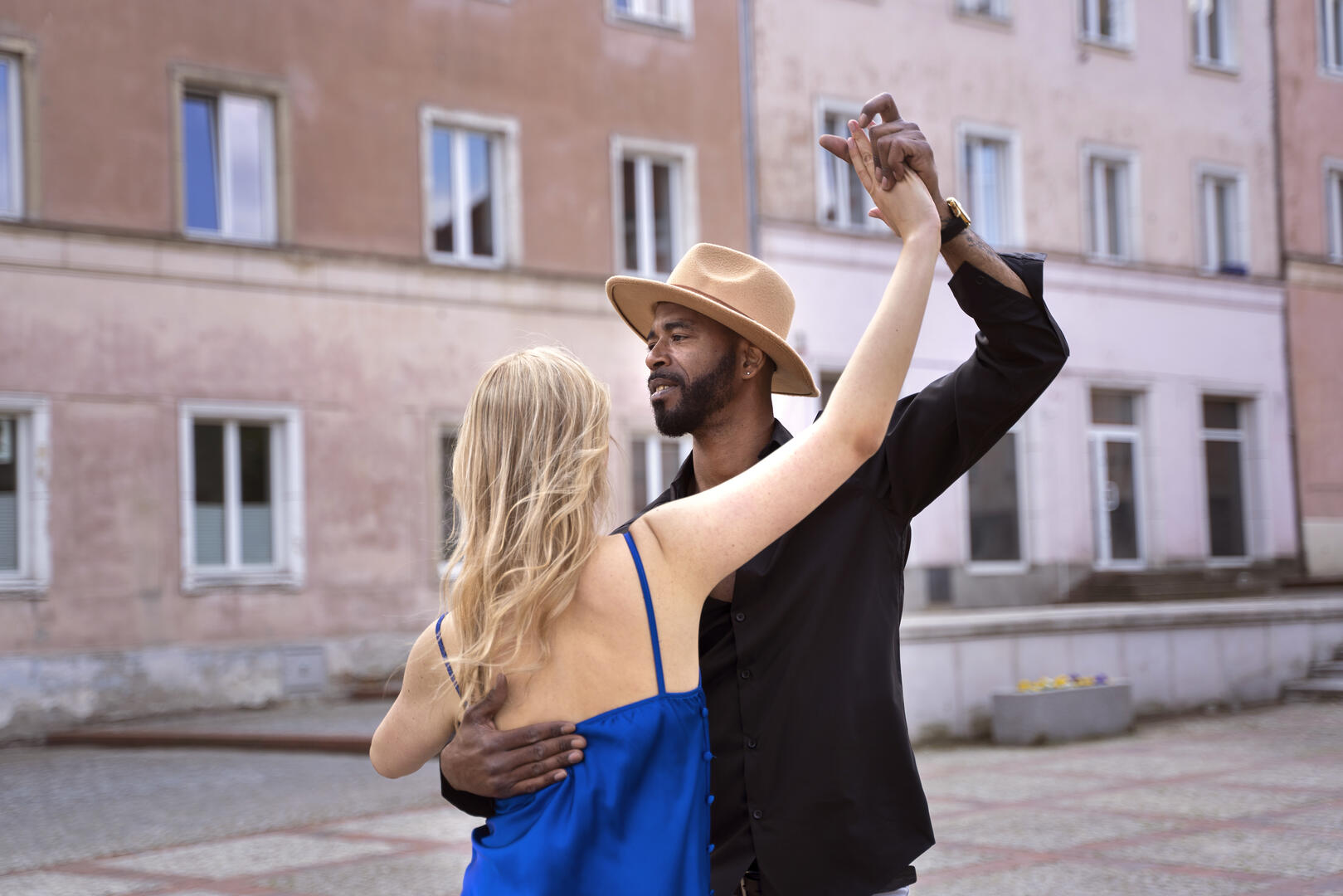 couple-having-latin-dance-performance-city