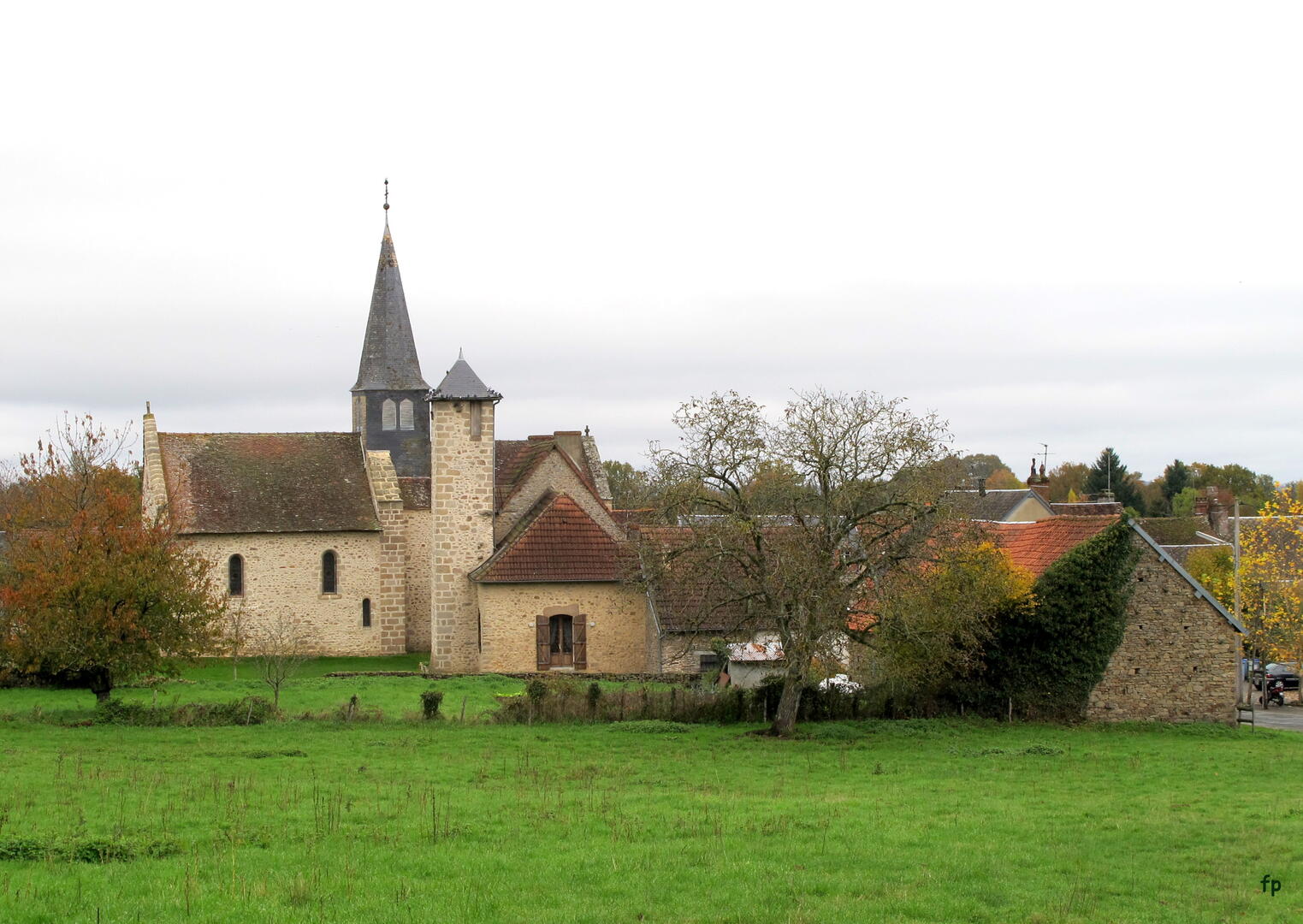 église et prieuré en automne