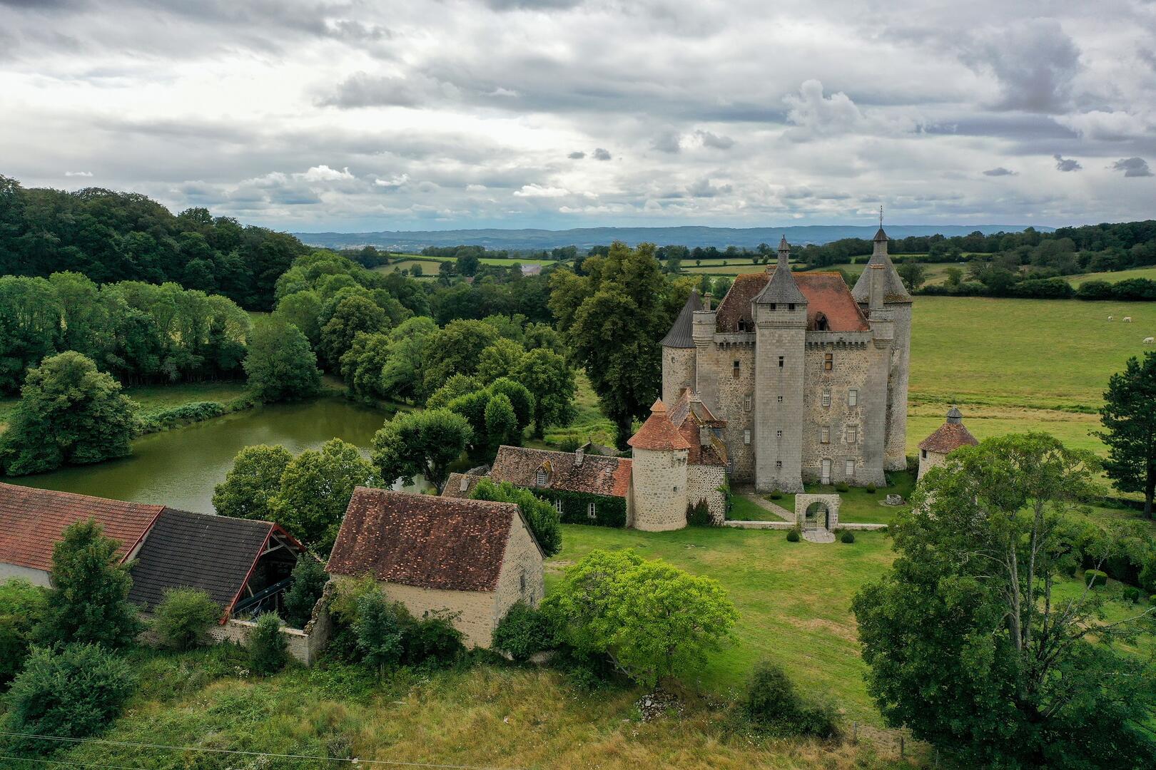 SAINT-PARDOUX-LES-CARDS - Château de Villemonteix
