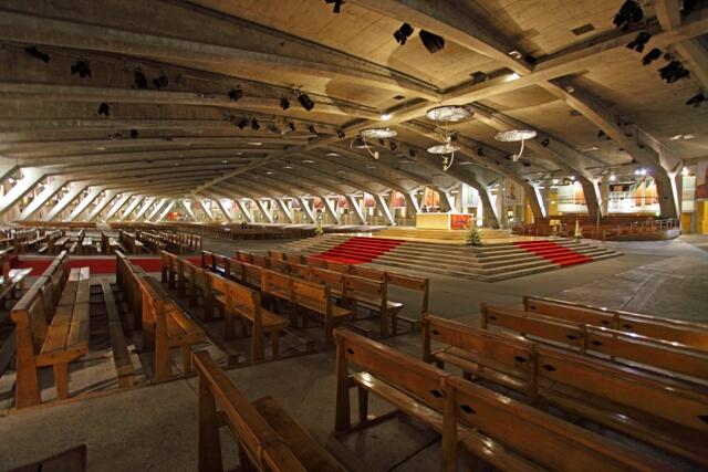 Lourdes Basilique Souterraine Saint Pie X