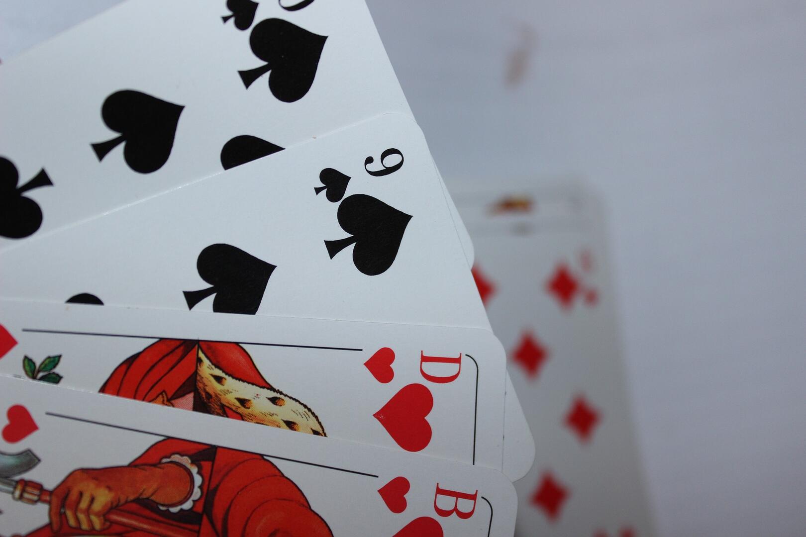 Belote carte jeu ©Image par JiaChia de Pixabay