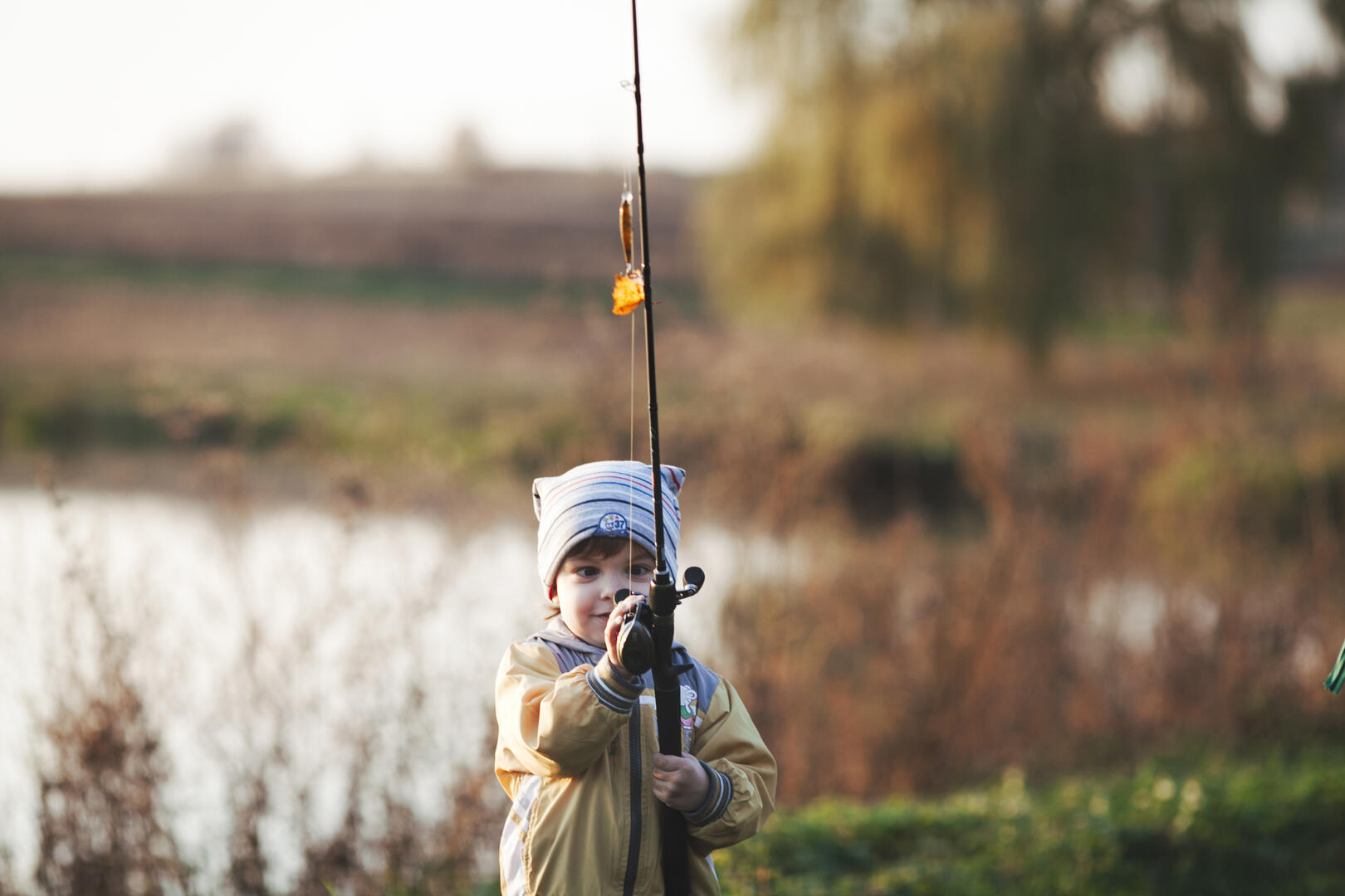 Garcon qui pêche ©Pexels