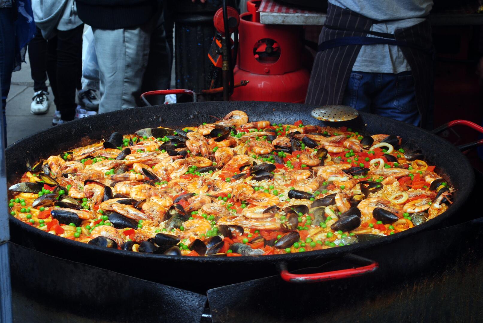 Paella © pexels-joshua-miranda