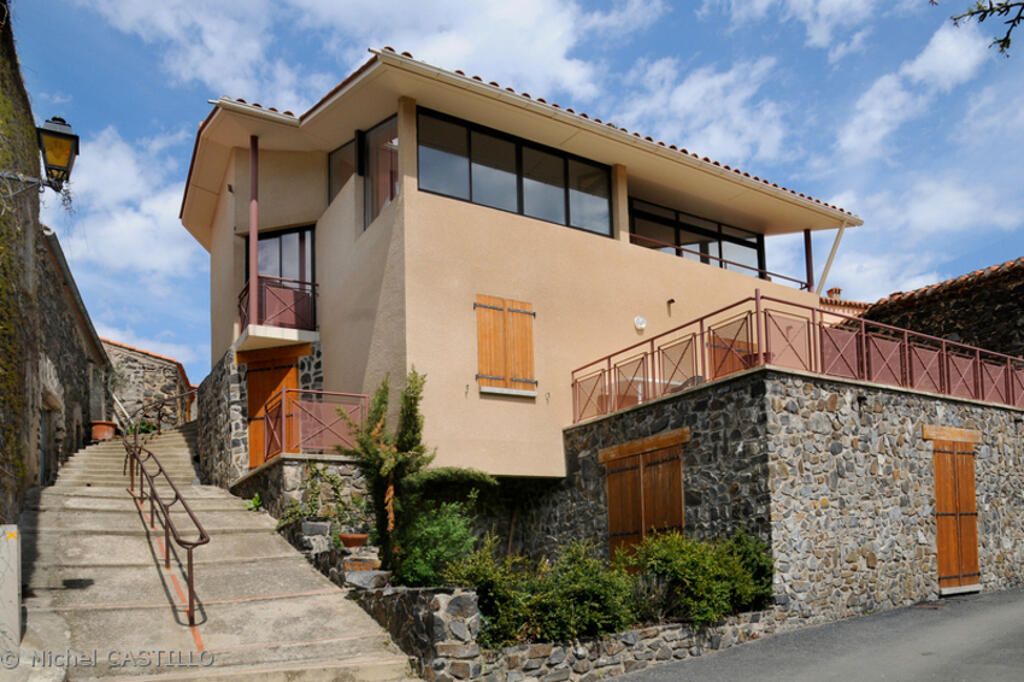 vira_mairie_vue_en_contre_plongne