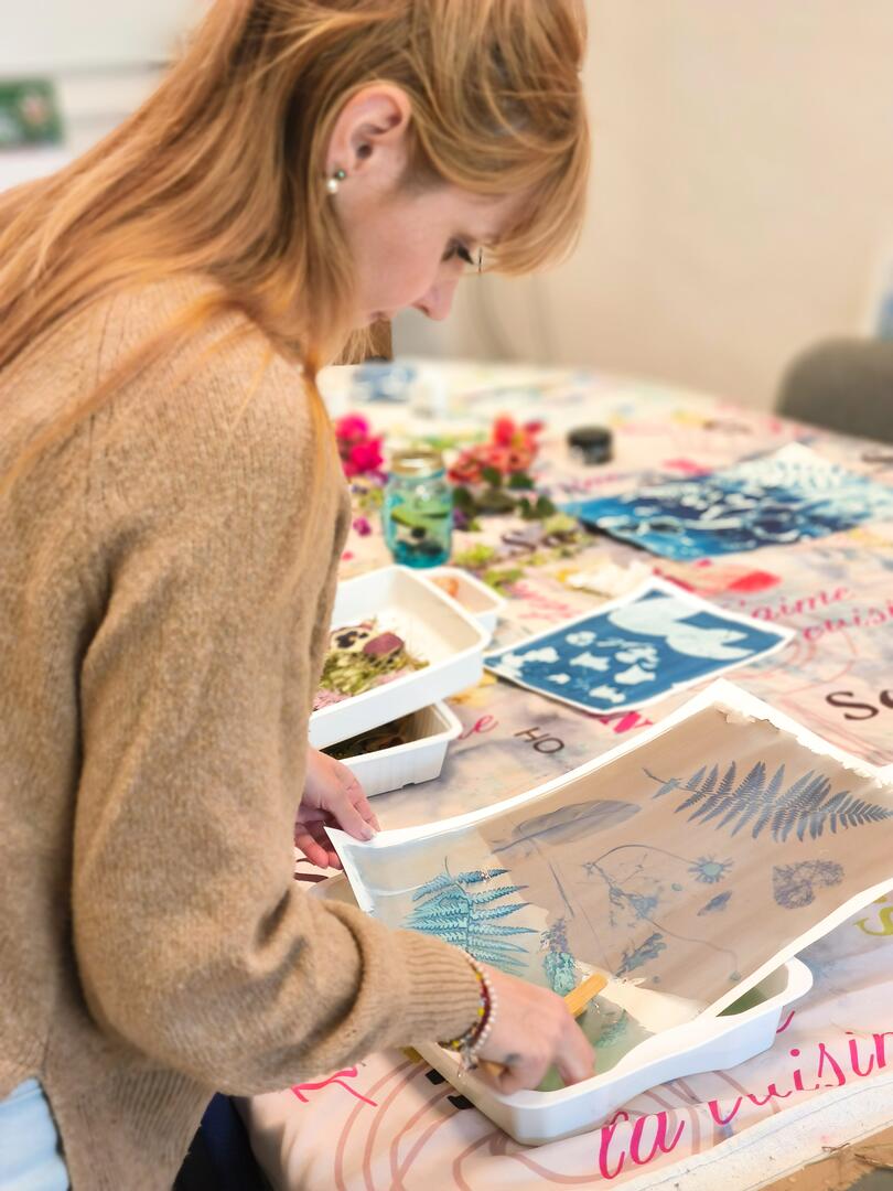 Atelier Cyanotype Isabelle 2©Pyrénées-Cerdagne