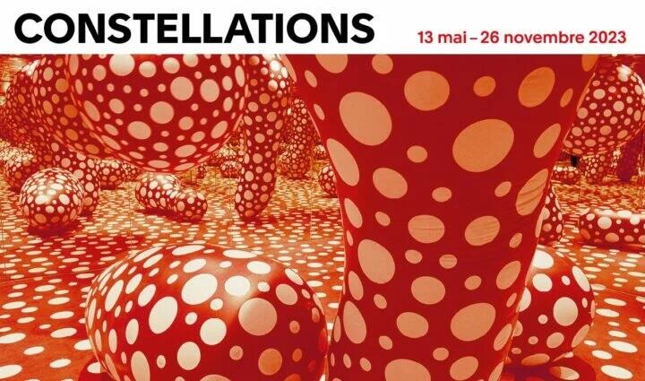 Ballons, adhésifs, 280 x 600 x 600 cm © YAYOI KUSAMA