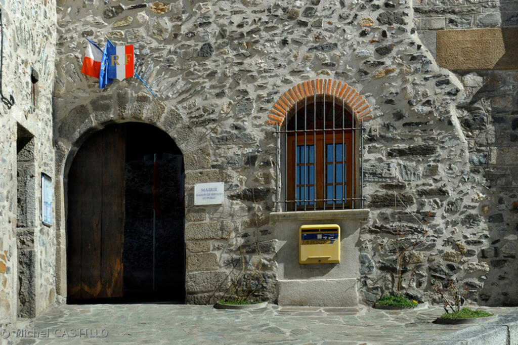 sournia_entrne_de_la_mairie