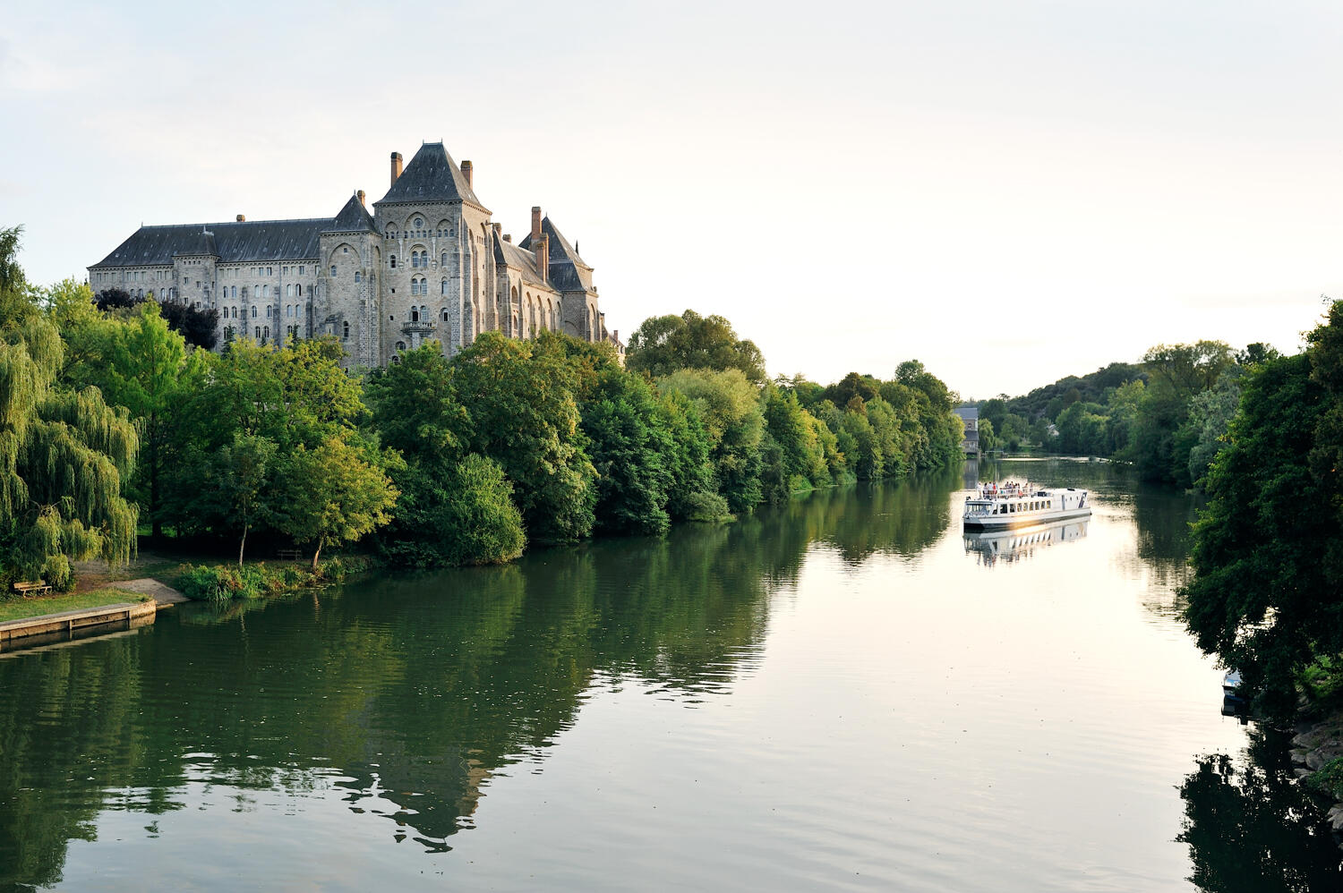 Bateau promenade Le Sablésien passage devant l'Abbaye de Solesmes 2