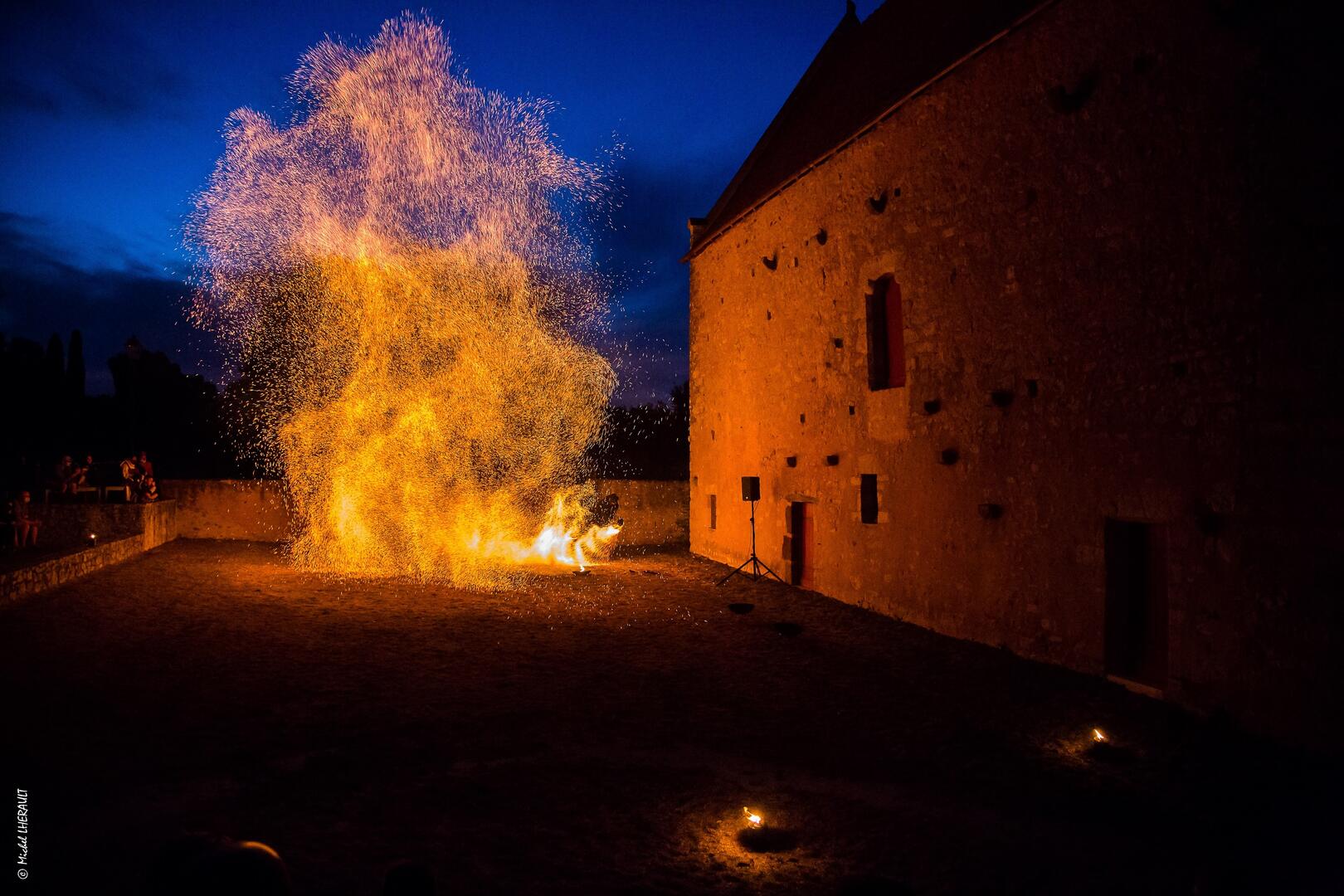 10-07 Le cercle de feu au Manoir de la cour