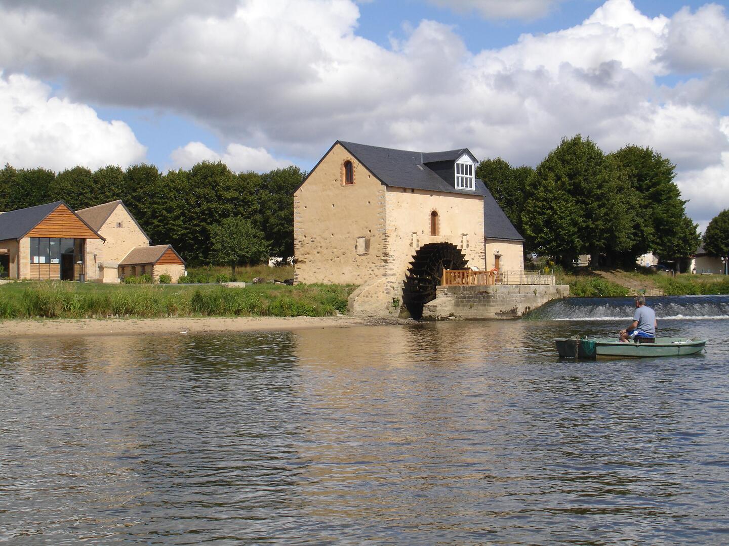 Le Moulin Cyprien depuis la Sarthe