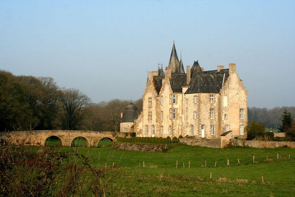 FMA53-Chateau-Bourgon