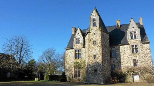 aubigne-un-bel-exemple-de-manoir-du-maine