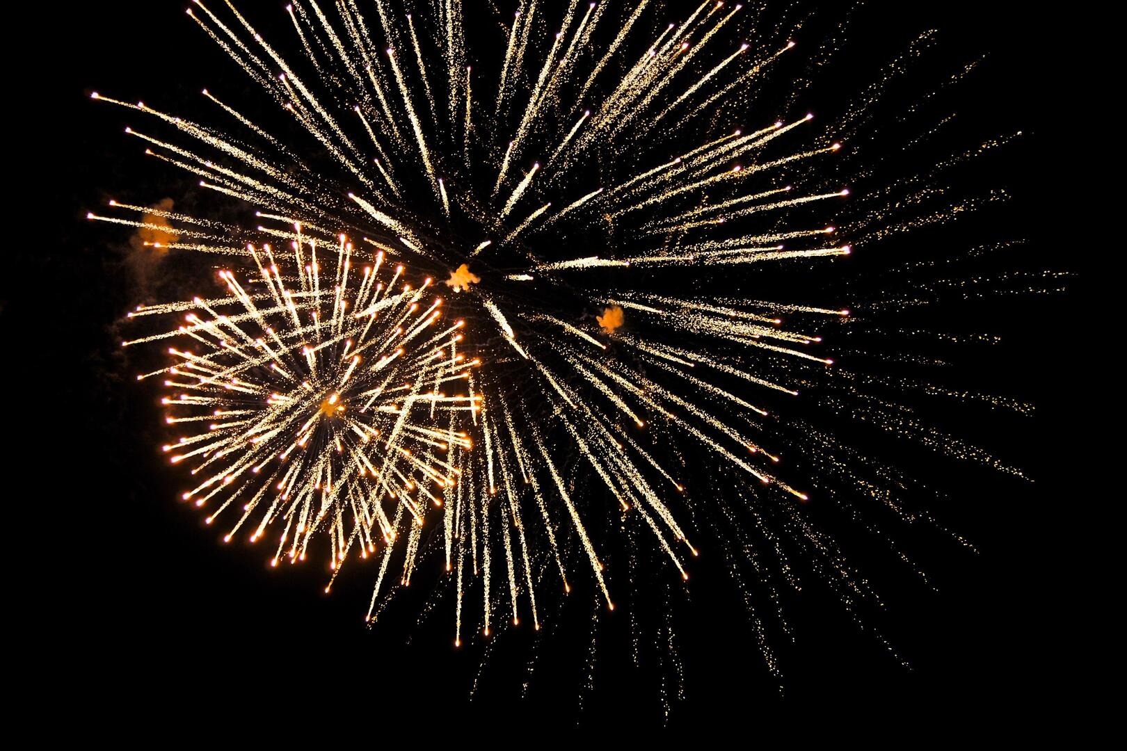 christels-fireworks-1880042_1920