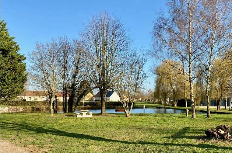 Etang aire de Camping Car de Marolles les Braults
