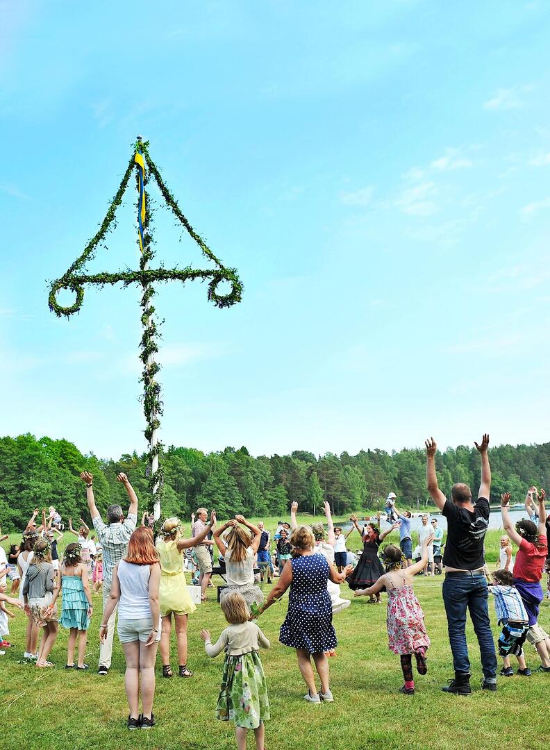 jenny_maria_lucia-midsummer-3579621_1920