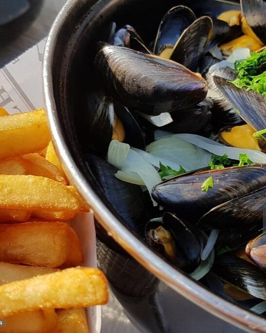 typical food in Brittany, mussels and French fries