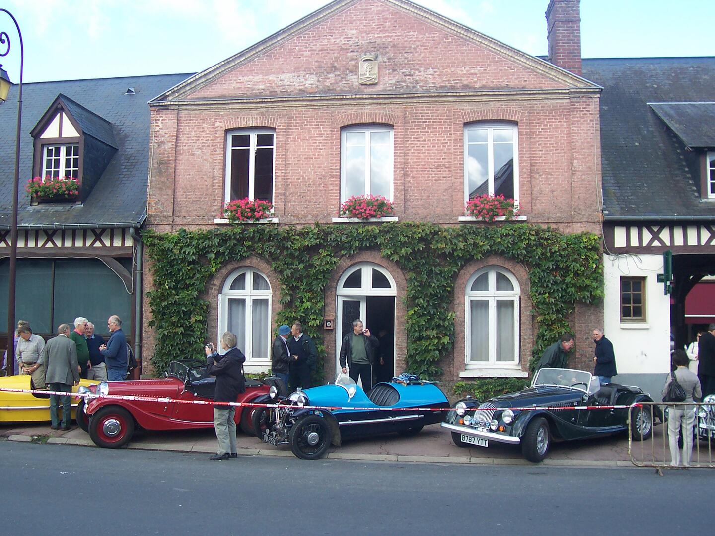 voitures anciennes devant la mairie