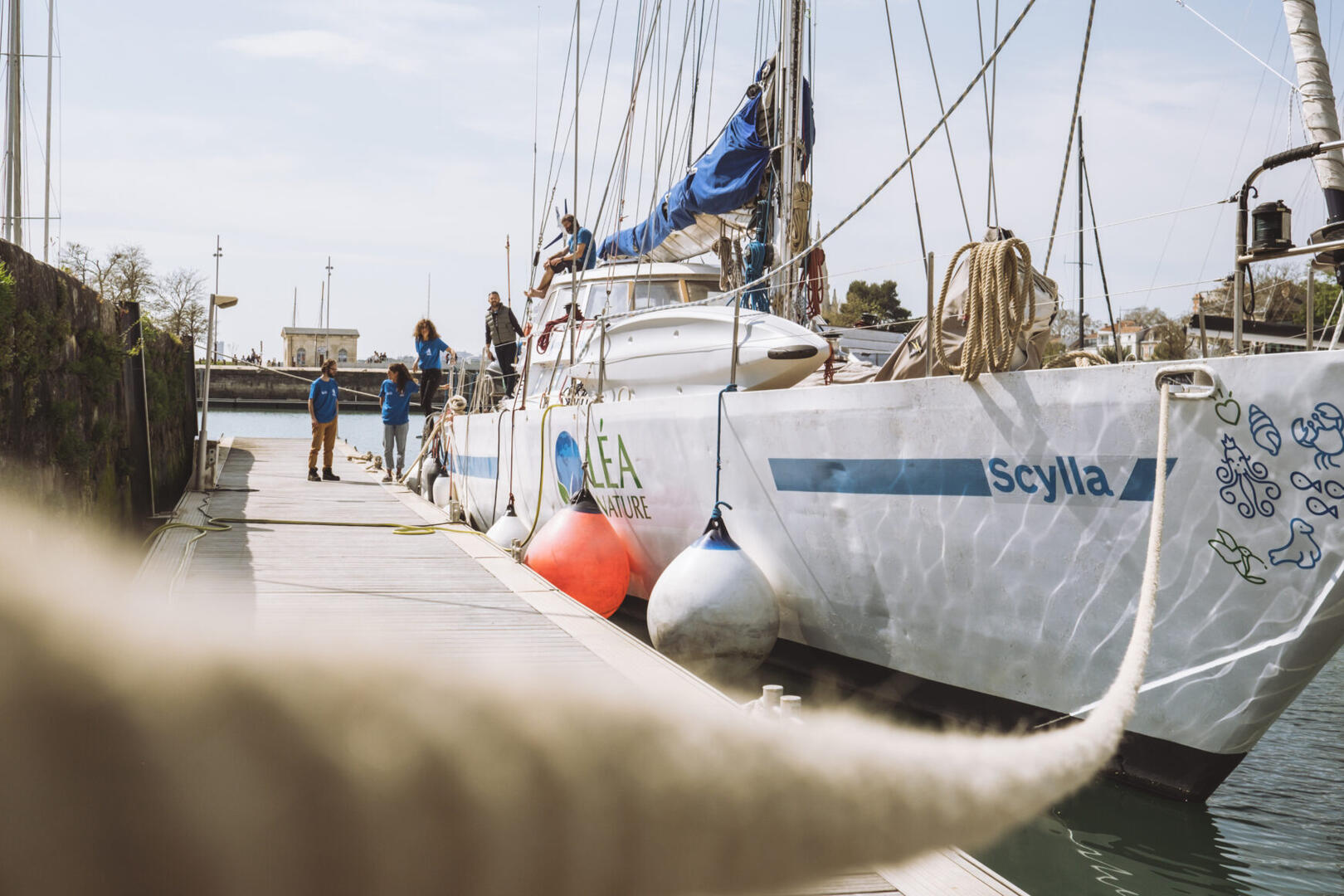Voilier Scylla et membres de l'association Wings of the ocean