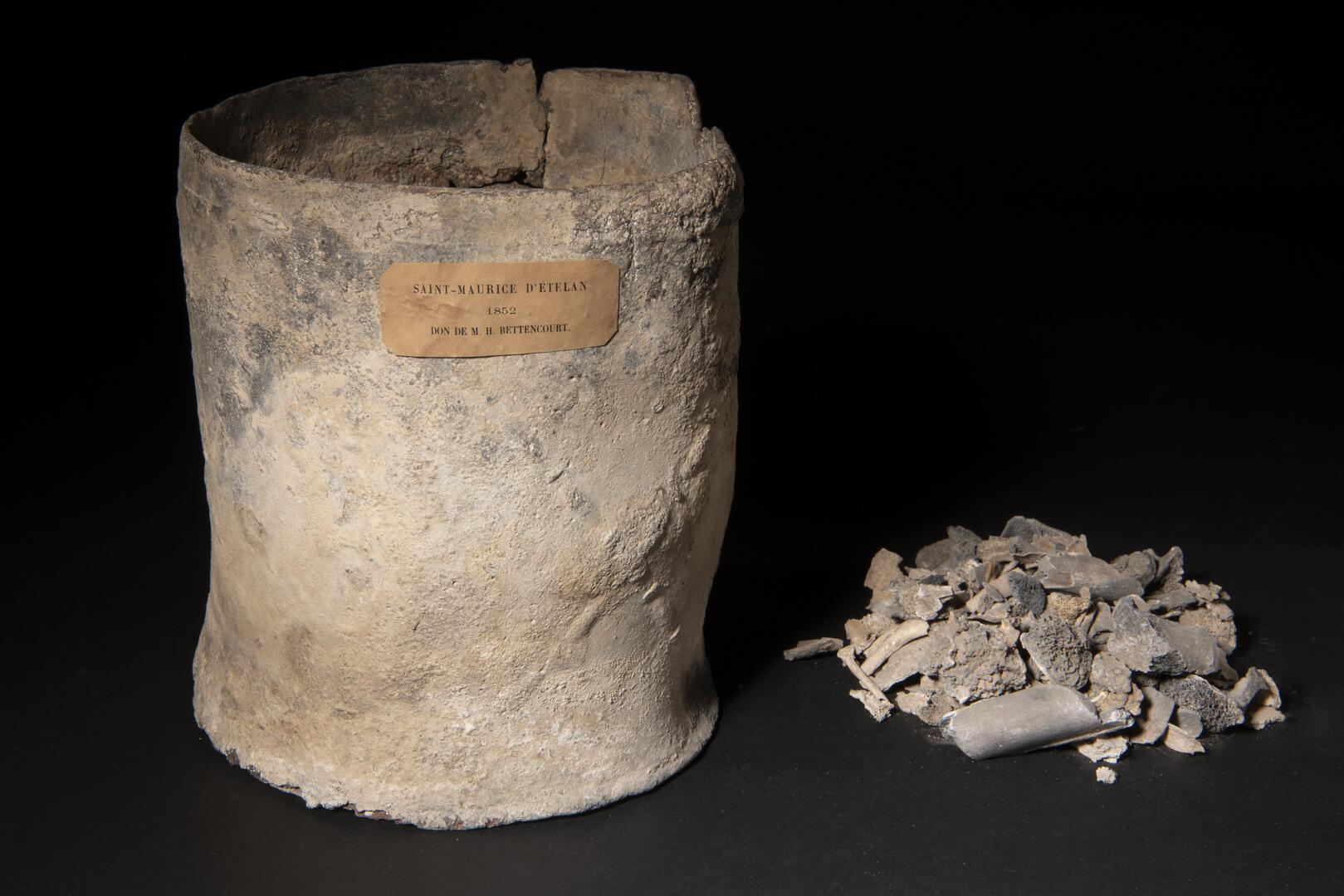 Urne (cuve) et ossements brûlés, découverte en 1852 à Saint-Maurice d’Ételan, pr