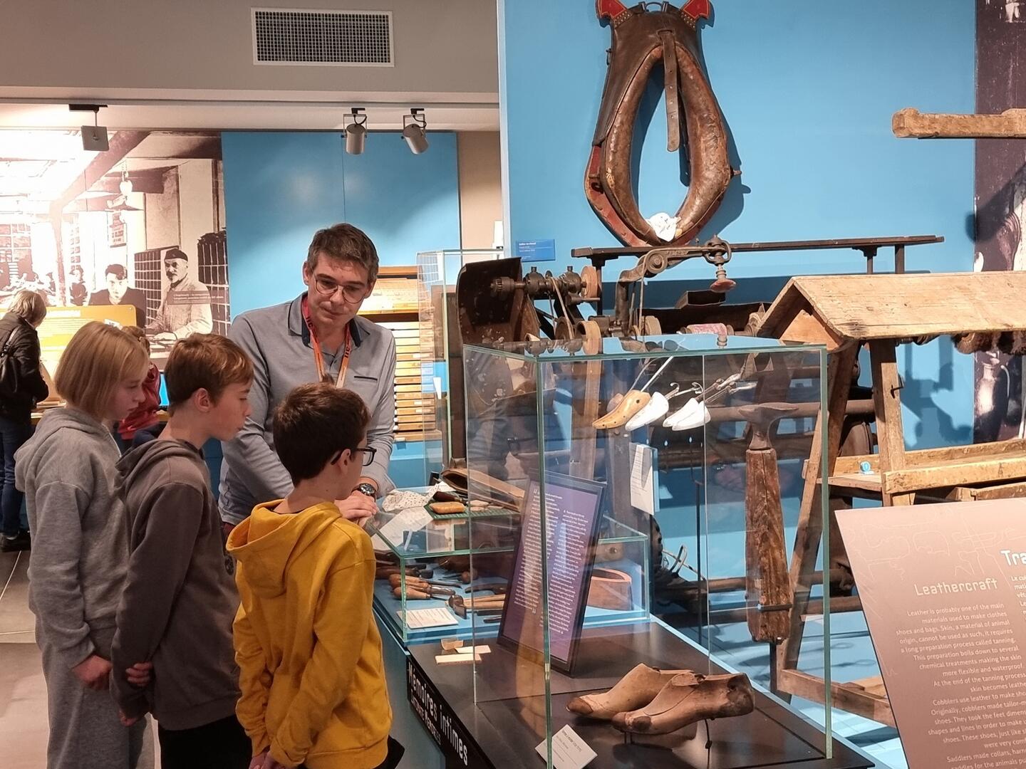 Visite-artisans-cuir-enfant-MHVQ-4
